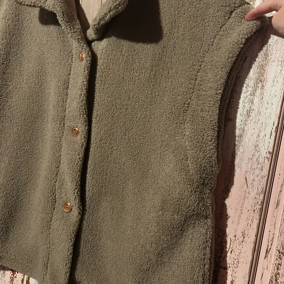 Cozy Women's Beige Vest with Button Closure - Picture 2 of 9